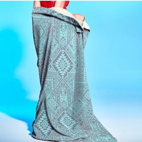Rare VHTF 🆚 PINK Mint Aztec Sherpa Blanket - Picture 2 of 8
